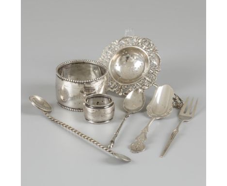 Consisting of 2 napkin rings, sugar shovel, pastry fork, coffee spoon, tea strainer and a mint spoon. The Netherlands, includ