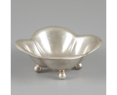 Beautifully curved model with hammered decoration and standing on 4 soldered ball feet. The bowl comes from the silverforge f