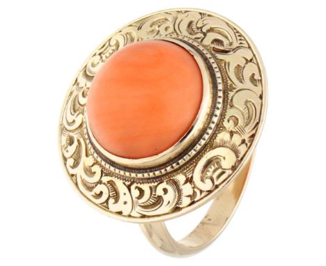 With acanthus leaf motif. Hallmarks: R.W. Edwards, 14K, 585. Set with a cabochon cut red coral (Ø approx. 11.75 mm). Red cora
