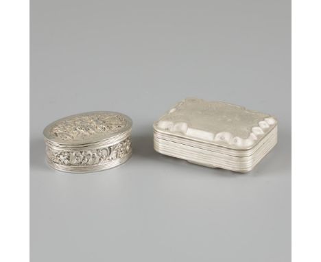 Consisting of a rectangular peppermint box with engraved details and an oval box with floral decoration and a depiction of Re