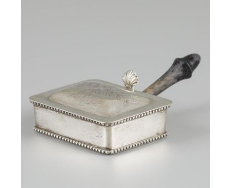 Rectangular model with engraved decorations and pearl rims. Thumb opener in shell shape. With ebonised wooden handle. Netherl