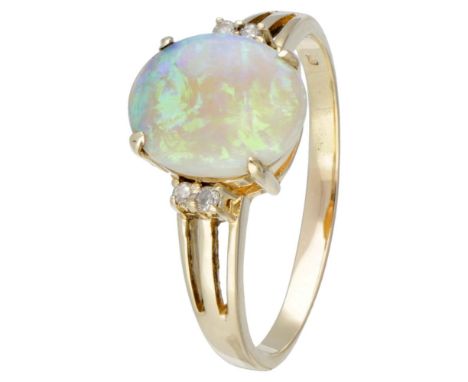 Hallmarks: 585. Set with a cabochon cut welo opal of approx. 1.83 ct. (approx. 11.2 x 9.2 mm) and 4 brilliant cut diamonds of