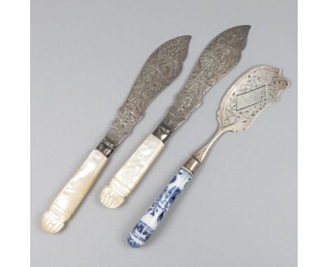 Consisting of a set of 2 with mother-of-pearl handles and engraved decorations. The third knife with blue-white decorated por
