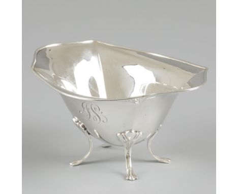 Small model with raised edge and soldered legs. USA?, 20th century, hallmarks: sterling, unclear maker's mark, ZI. Inscriptio