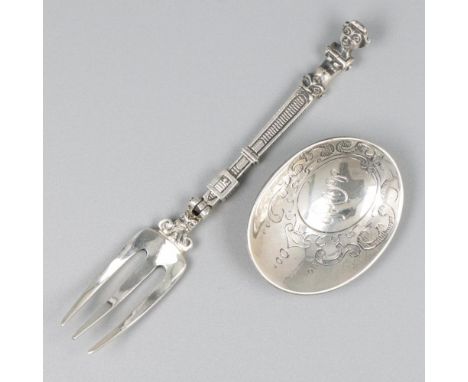 Based on a 17th-century example. Consisting of a fork and a detachable oval spoon bowl. The fork has a lobe handle and is cro