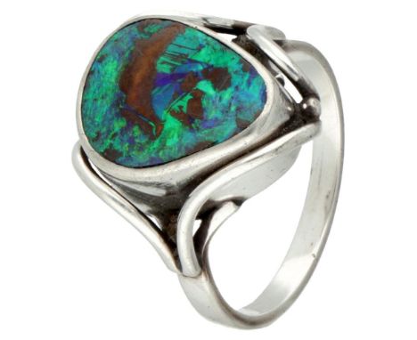 Hallmarks: STG.SIL, insect. Set with a boulder opal of approx. 13.2 x 10.5 mm. Opal has a chip. Ring size: 17.75 mm / 56 mm. 