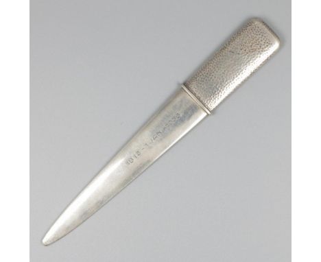 With hammered details on the handle. The Netherlands, circa 1938, hallmarks: sword, illegible maker's mark. Inscription: 1813