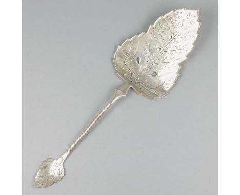 Executed with leaf-shaped handle and slice with engraved leaf motifs. With partly twisted handle. The Netherlands, Schoonhove