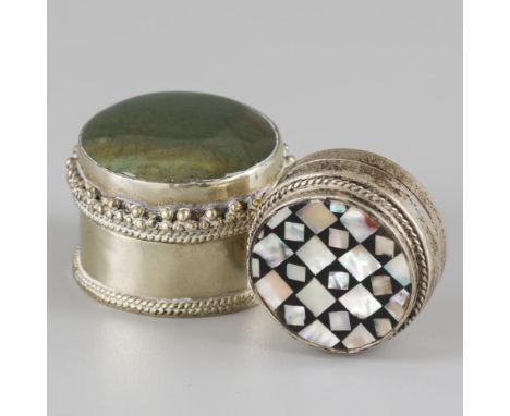 Consisting of 1 box with agate and 1 with inlaid mother-of-pearl decorations. 20th century. 50 grams, 800/1000.