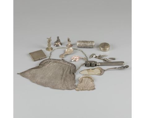 Consisting of a.o. a bracket bag, knife sharpener, cake server, bracket pouch, tea thumb. 20th century - traces of use. 754 g