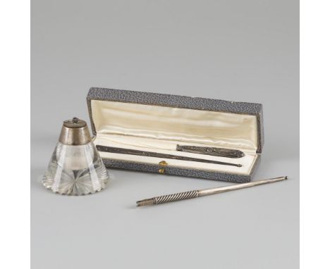 Consisting of an inkwell, dip pen holder and a 2-piece desk set in original case. Germany / United Kingdom, including Sampson