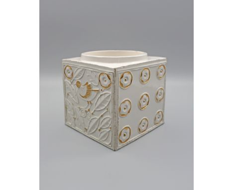 Löffler, Bertold -- BlumengefäßKeramik, heller Scherben, weiß glasiert, gold staffiert. 13,5 x 12,4 x 12,5 cm. An der Unterse