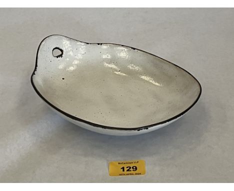* DAME LUCIE RIE, DBE. AUSTRIAN 1902-1995. A stoneware dish with pulled handle and pierced aperture in a white and manganese 