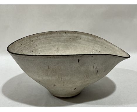 * DAME LUCIE RIE, DBE. AUSTRIAN 1902-1995. Bowl with pouring lip circa 1958. Stoneware, white glaze with manganese rim and in