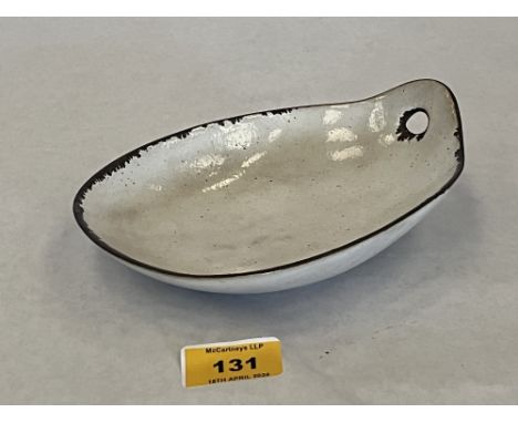 * DAME LUCIE RIE, DBE. AUSTRIAN 1902-1995. A stoneware dish with pulled handle and pierced aperture in a white and manganese 