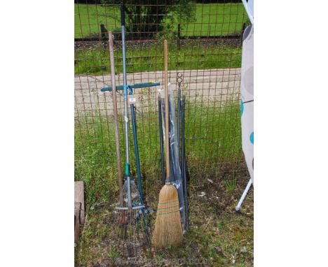 A set of nylon drainage rods, garden tools, etc.