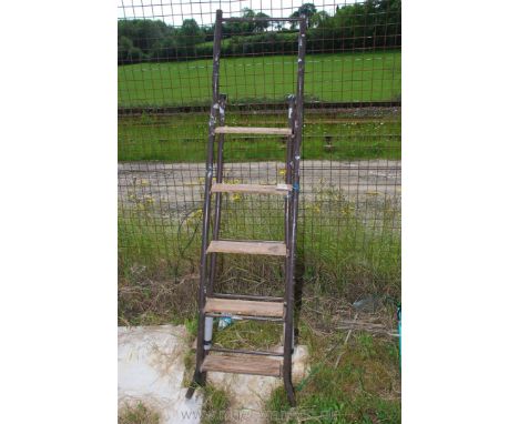 A convertible steps/ladder.
