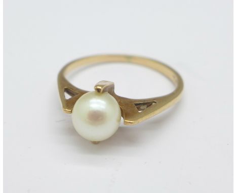 A 9ct gold and pearl set ring, 1.6g, K