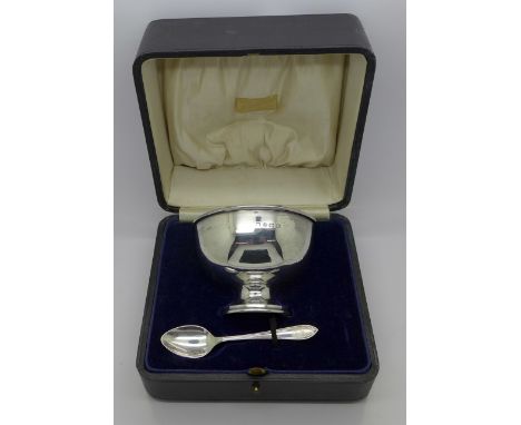 A silver bowl and a silver spoon, boxed, 88g