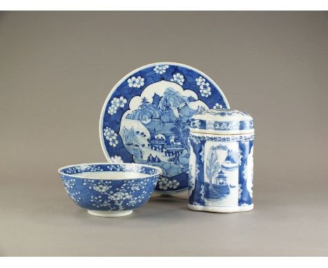 A Chinese blue and white dishLate Qing DynastyOf plain circular form and decorated with scholars at a pagoda beside a river i