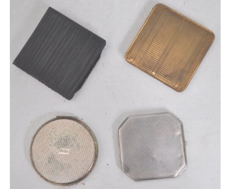 A hallmarked sterling silver compact having an engine turned cover. Bearing hallmarks Birmingham 1947 & Crisford & Norris Ltd