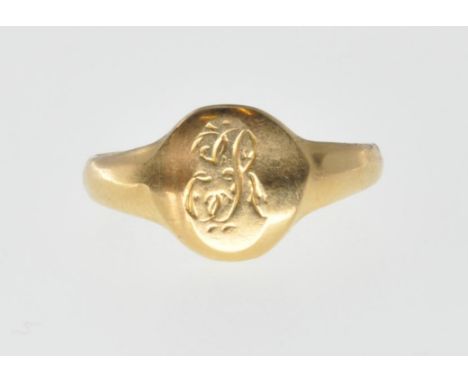 A stamped 18ct gold antique signet ring having a round head engraved with the letter R in scrolling font. Stamped 18ct to the