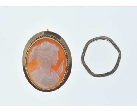 A hallmarked 9ct gold cameo brooch of coval form having a carved figure of a lady facing right with rope twist borders (hallm