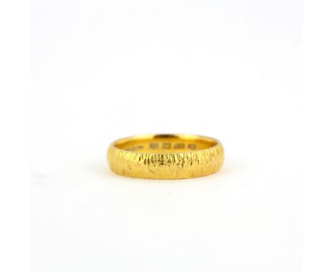 A hallmarked 22ct yellow gold wedding band, (R.5), approx. 6gr.&nbsp;