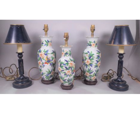 ‘LAURA ASHLEY’ A PAIR OF MODERN TOLE PAINTED TABLE LAMPS (5)42cm high, And a set of three modern ceramic table lamps with fol