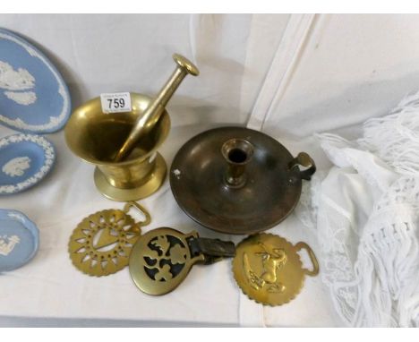 A brass pestle and mortar, a chamber candlestick and 3 horse brasses
