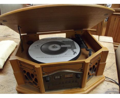 Record player and disc player in the form of a vintage radio