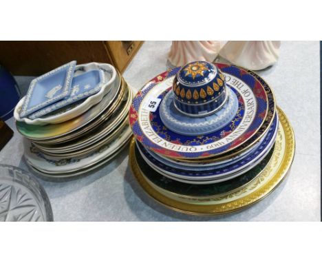 Assorted plates including Royal Worcester, Wedgwood etc.