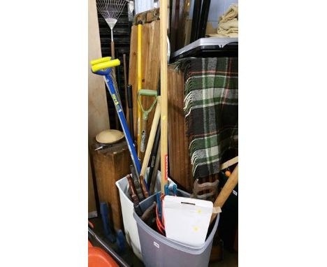 Quantity of garden tools