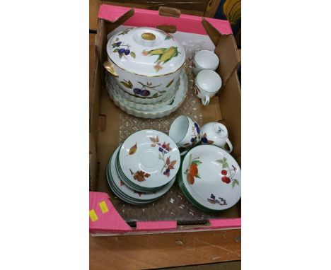 Quantity of Royal Worcester Evesham Vale etc.