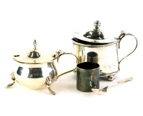 A collection of small silver, to include a mustard pot with blue glass liner, Sheffield 1927, a ladies scarf ring with engrav