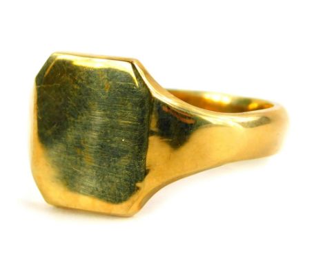 An Edward VII 9ct gold gentleman's signet ring, with an octagonal shaped crest, on a plain band, ring size W, Birmingham 1903