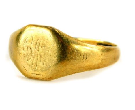 A 9ct gold signet ring, with hexagonal shield and rubbed initials and partially decorated but rubbed shoulders, ring size K, 