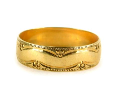 A 9ct gold wedding band, with hammered decoration borders, of three point design, ring size V½, 3g.