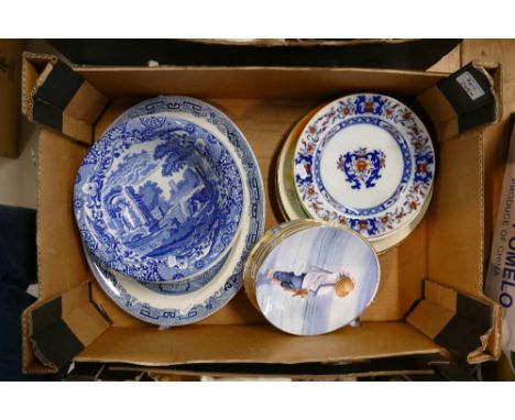 A mixed collection of ceramic items to include Spode Italian pattern fruit bowl, large Wedgwood Willow patterned server, Roya