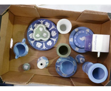 A mixed collection of Wedgwood jasperware items in sage green, queensware blue, jasper blue and blue on cream to include plat