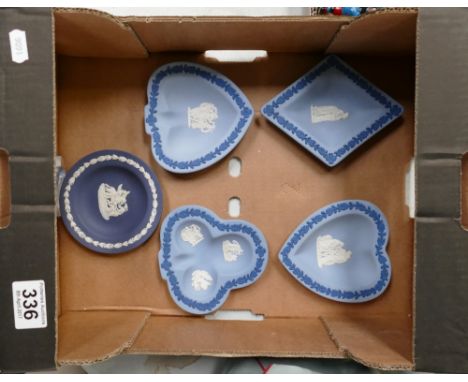 A collection of Wedgwood tri-colour ashtrays and similar queens ware item (5) 