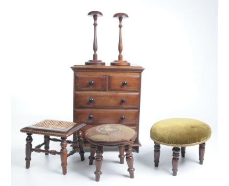 A pair of mahogany milliners hat stands
Each with mushroom shaped stops, slender baluster stems of circular bases, 23.5cms, a