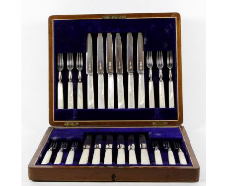 An Edward VII hallmarked silver pickle fork and knife set
Each with mother of pearl handles, made by Frederick C Asman & Co, 