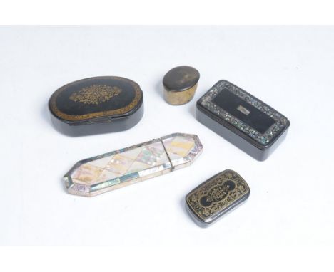 Four Victorian snuff boxes
Including a bowfront papier-mâché box, the domed cover decorated in gilt with leaves, 2.5x10cm, a 