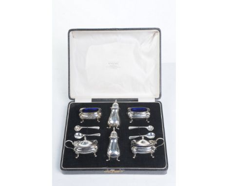 A George V silver cased cruet set
The fitted case comprising two pepperettes, two open salts and spoons and two mustard pots 