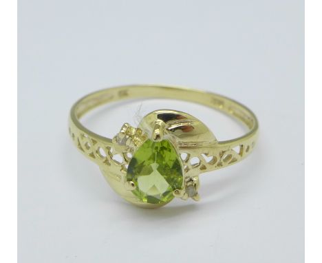 A 9ct gold, peridot and diamond ring, 1g, O