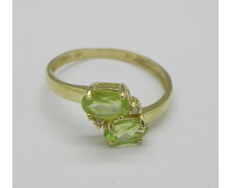 A 9ct gold and peridot ring, 1.1g, N