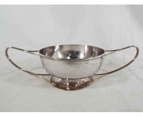 An Edward VII hallmarked silver twin handled bowl, G of H Ltd marks, Guild of Handicraft London assay 1904, approx 7 cm (high