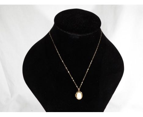 A 9 carat gold and mother of pearl oval locket with chain, approx weight 2.8 gm - Est £25 - £40