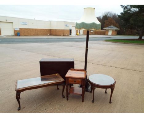 Two coffee tables having cabriole legs, a carved wooden standard lamp, an oak drop-leaf table and a pine bedside table - Est 